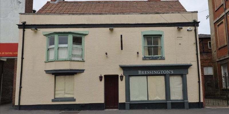 Conversion of town centre pub to mixed use allowed